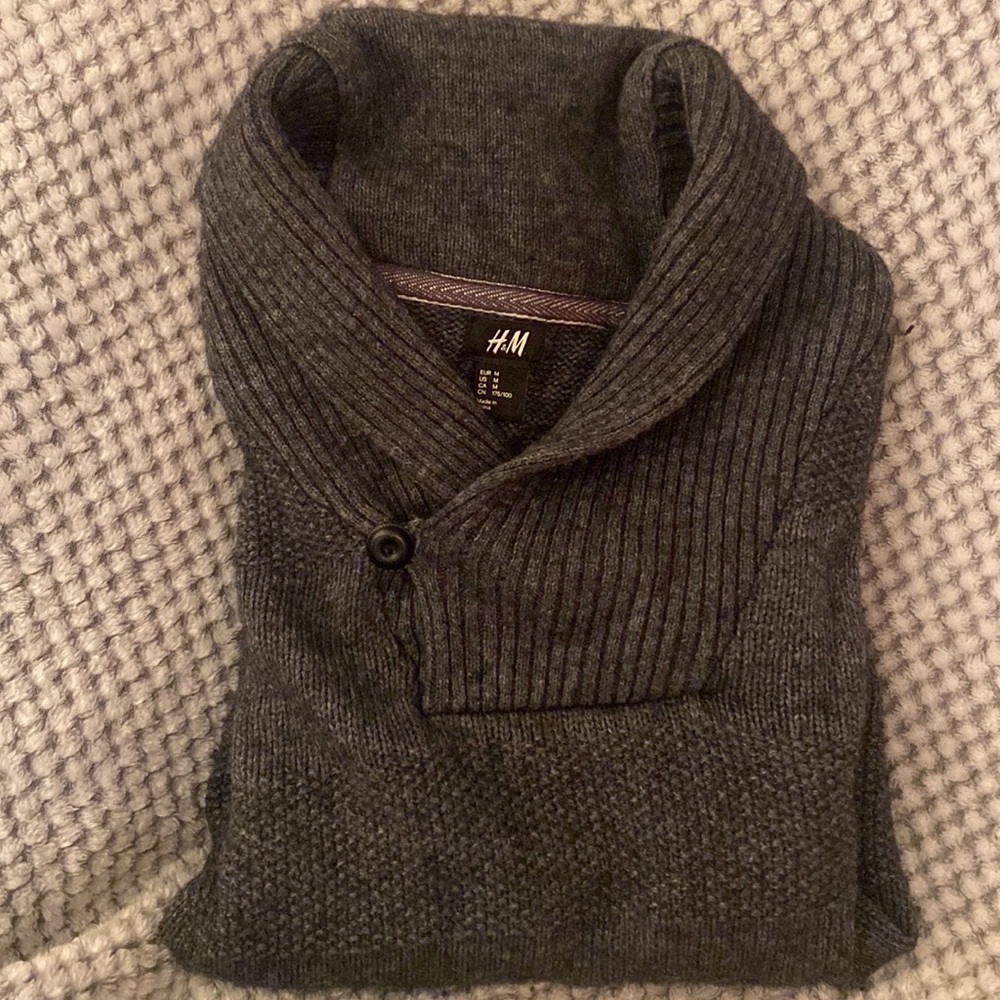 Woman’s H&M sweater